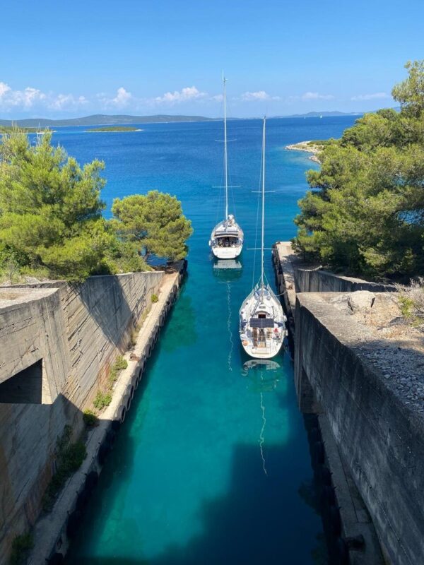 Jacht marki Elan 36 s/y Demeter. Długość kadłuba 10,64m. Zanurzenie 1,7 m