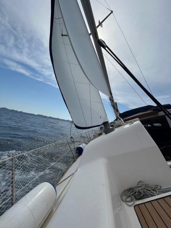 Jacht marki Elan 36 s/y Demeter. Długość kadłuba 10,64m. Zanurzenie 1,7 m