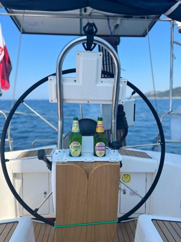 Jacht marki Elan 36 s/y Demeter. Długość kadłuba 10,64m. Zanurzenie 1,7 m