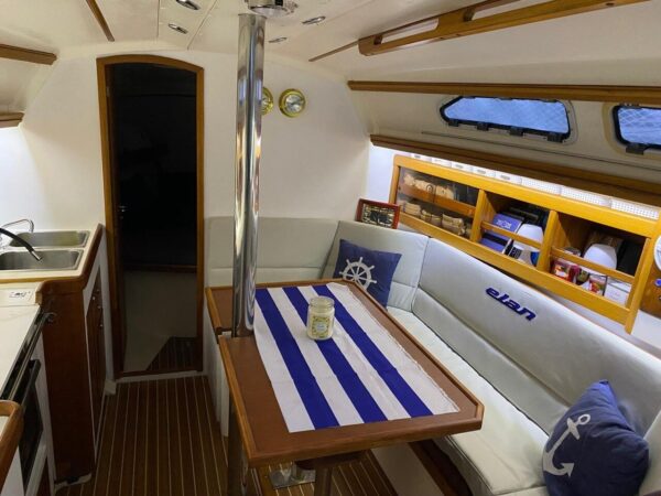 Jacht marki Elan 36 s/y Demeter. Długość kadłuba 10,64m. Zanurzenie 1,7 m