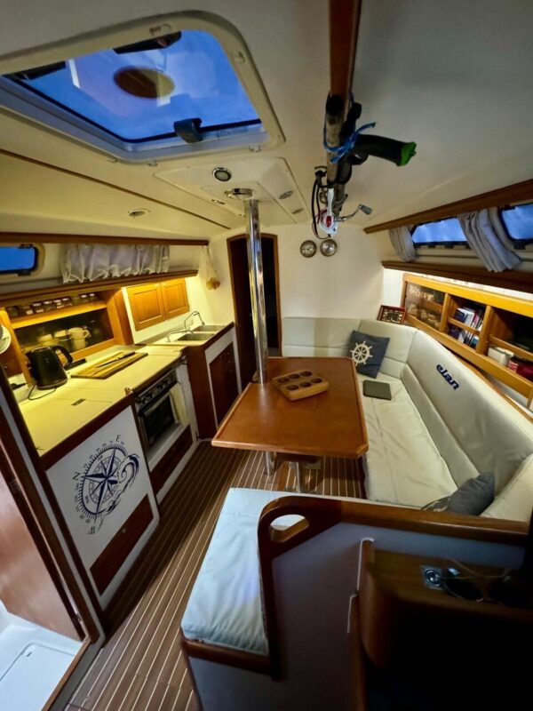 Jacht marki Elan 36 s/y Demeter. Długość kadłuba 10,64m. Zanurzenie 1,7 m