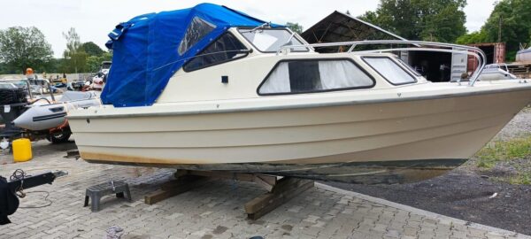 lodz-kabinowa-z-silnikiem-suzuki-60-km-wtrysk.3_f.jpg Łódź kabinowa z silnikiem Suzuki 60 KM wtrysk