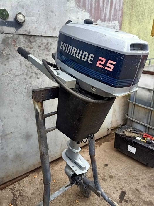 silnik-zaburtowy-evinrude-2-5-km-s-krotki.1_f.jpg silnik zaburtowy EVINRUDE 2.5 KM S-krótki