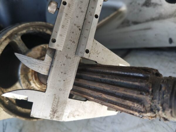 silnik-zaburtowy-honda-bf-75-spodzina-stopa-nr-25.2_f.jpg Silnik zaburtowy Honda BF 75 Spodzina stopa nr.25 XL